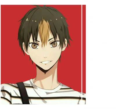 Hình ảnh nhân vật anime nam tóc nâu, mắt nâu, mặc áo sọc trắng đen, cười tươi, có chữ tiếng Nhật bên phải.