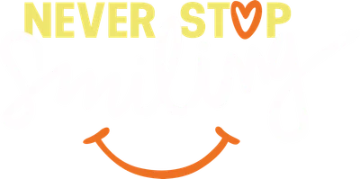 Hình ảnh chữ 'NEVER STOP Smiling' màu vàng và trắng trên nền xám, có biểu tượng trái tim và mặt cười màu cam.