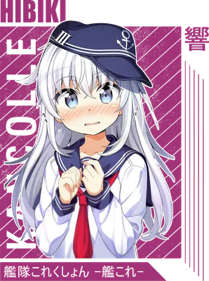 Hình ảnh cô gái anime tóc bạc dài, mắt xanh to tròn, mặc đồng phục thủy thủ, đội mũ thủy thủ, biểu cảm bẽn lẽn.
