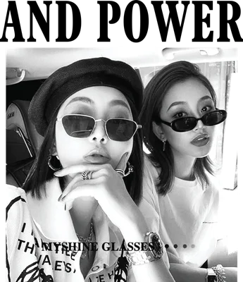 Hai cô gái trẻ trung, sành điệu đeo kính râm, một người đội mũ beret, ảnh đen trắng.