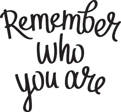 Dòng chữ "Remember who you are" viết tay màu đen trên nền xám