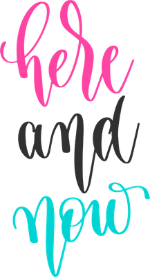 Dòng chữ "here and now" viết tay font script, màu hồng, xám và xanh dương trên nền xám.