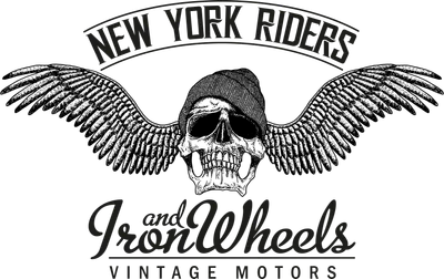 Hình in đầu lâu đội mũ len, có đôi cánh thiên thần dang rộng, kèm chữ "New York Riders" và "Iron Wheels Vintage Motors"