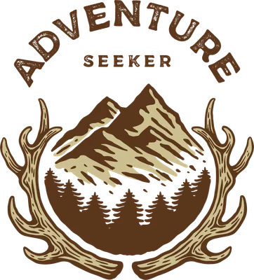 Thiết kế đồ họa núi rừng, rừng thông và gạc hươu phong cách vintage với chữ Adventure Seeker