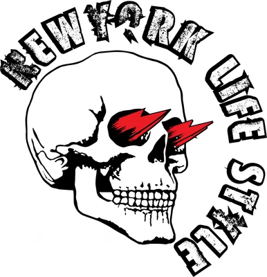 Hình ảnh đầu lâu trắng phong cách grunge với mắt tia sét đỏ, bao quanh là chữ 'NEW YORK LIFE STYLE' và 'EST 1976' màu trắng trên nền xám.