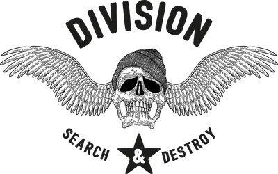 Hình in đầu lâu đội mũ len, có đôi cánh dang rộng, bên dưới có chữ "Division Search & Destroy" và ngôi sao.