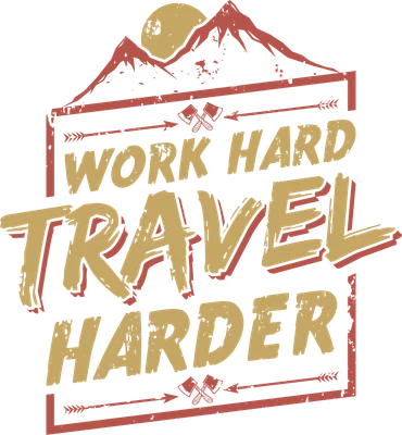 Thiết kế chữ "Work Hard Travel Harder" với hình núi và mặt trời, phong cách vintage