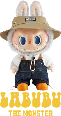 Hình ảnh nhân vật Labubu The Monster đội mũ tai thỏ màu be, mặc áo phông trắng và yếm bò xanh, đi giày cam.