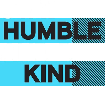 Hình ảnh chữ "STAY HUMBLE AND BE KIND" với phông nền xám, xanh dương và họa tiết sọc