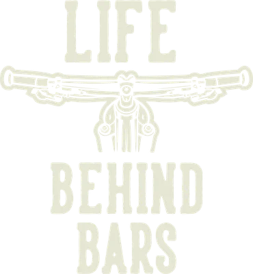 Hình ảnh tay lái xe máy với dòng chữ "Life Behind Bars" theo phong cách vintage, màu kem trên nền xám.