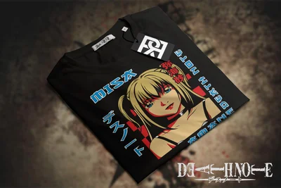Hình in Misa Amane, nhân vật anime dễ thương với tóc vàng buộc hai bên, mắt xanh, đeo hoa hồng trên tóc, trên nền áo đen.