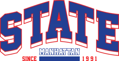 Thiết kế chữ STATE lớn màu xanh viền đỏ, kèm chữ MANHATTAN và SINCE 1991, phong cách đại học cổ điển.
