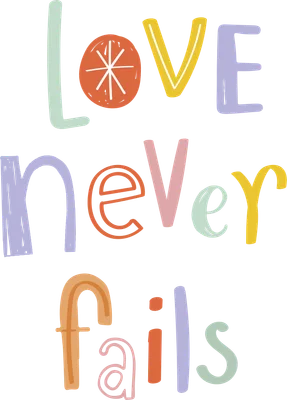Hình in chữ LOVE never fails với phông chữ vẽ tay nhiều màu sắc pastel trên nền xám.