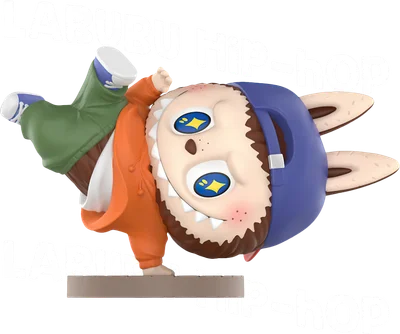 Hình in Labubu quái vật chibi đội mũ lưỡi trai xanh, mặc áo cam và xanh lá, đang thực hiện động tác nhảy hip-hop breakdance trên nền trắng.