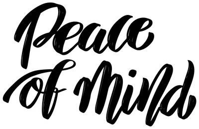 Hình ảnh chữ "Peace of Mind" viết tay theo phong cách brush lettering màu đen viền trắng trên nền xám.