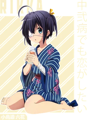 Hình ảnh cô gái anime tóc đen, mặc yukata sọc xanh, một mắt bịt băng, đang cầm chai nước nhỏ.
