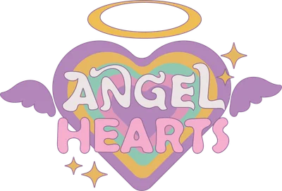 Hình in Angel Hearts phong cách retro với chữ trắng và hồng, trái tim nhiều màu, cánh thiên thần, vầng hào quang và sao lấp lánh.