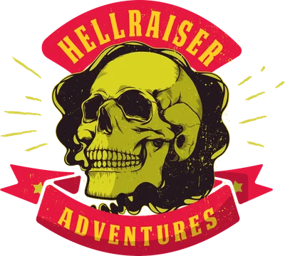 Hình ảnh đầu lâu màu vàng chanh với viền đen, đặt trên hai dải băng đỏ có chữ 'HELLRAISER' và 'ADVENTURES'. Phong cách grunge.