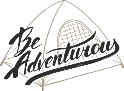 Hình ảnh slogan 'Be Adventurous' viết tay với phông nền là hình vẽ phác thảo lều trại, phong cách vintage.