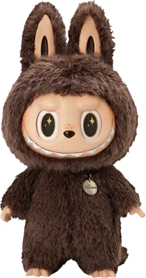 Hình ảnh nhân vật Labubu The Monsters lông nâu, tai thỏ, mắt lấp lánh và nụ cười răng nhọn, đeo thẻ kim loại.