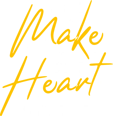 Dòng chữ 'You Make My Heart Smile' màu vàng và trắng trên nền xám, có các ngôi sao nhỏ lấp lánh.