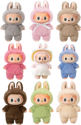 Chín búp bê Sonny Angel mặc trang phục thỏ nhiều màu sắc khác nhau, với khuôn mặt cười đặc trưng và đôi tai thỏ dễ thương.