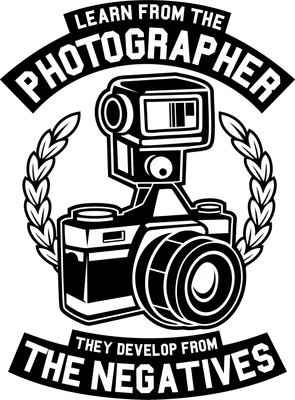 Hình ảnh máy ảnh cổ điển với vòng nguyệt quế và dòng chữ 'Learn from the photographer, they develop from the negatives'