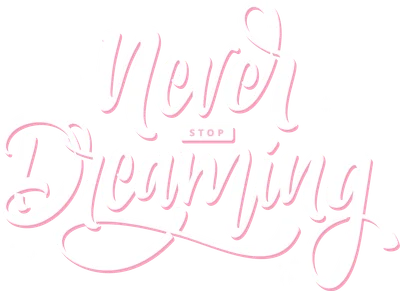 Hình ảnh chữ Never Stop Dreaming màu trắng hồng, phong cách thư pháp hiện đại trên nền xám, có các ngôi sao nhỏ.