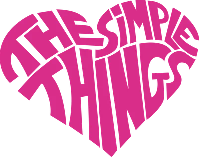 Hình ảnh trái tim màu hồng được tạo thành từ dòng chữ 'THE SIMPLE THINGS' trên nền xám, phong cách typography.