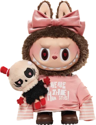 Búp bê Mori Chibi Tokidoki màu hồng với nơ và áo rách, ôm gấu bông đầu lâu, mắt trái tim, răng nanh, phong cách dễ thương cá tính.