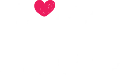 Chữ KISS màu trắng với hiệu ứng hạt bụi và trái tim màu hồng phía trên chữ 'I'.