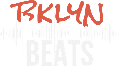 Chữ BKLYN màu đỏ cam phía trên, sóng âm thanh màu trắng ở giữa, chữ BEATS màu trắng phía dưới, trên nền xám.