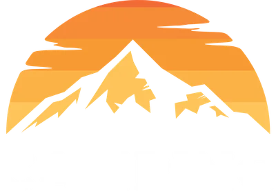 Logo hình núi hùng vĩ dưới ánh hoàng hôn vàng cam, có chữ CAMPING màu trắng.